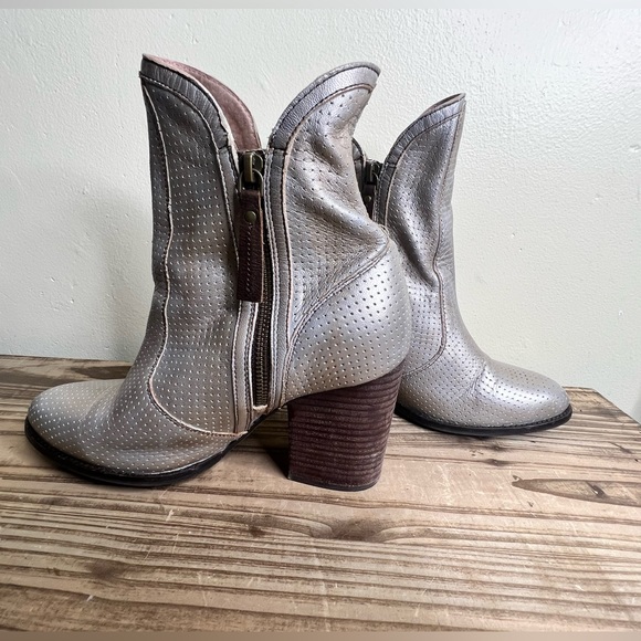 Seychelles silver boot metallic around the world Perforated Double Zipper 9.5 - Picture 5 of 9